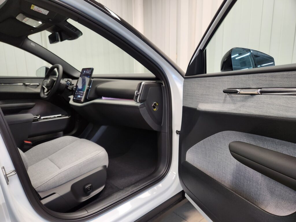 Volvo EX30, image 10