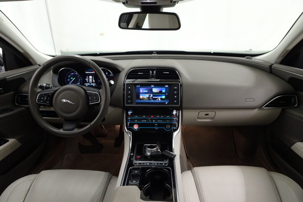 Jaguar XE, image 11