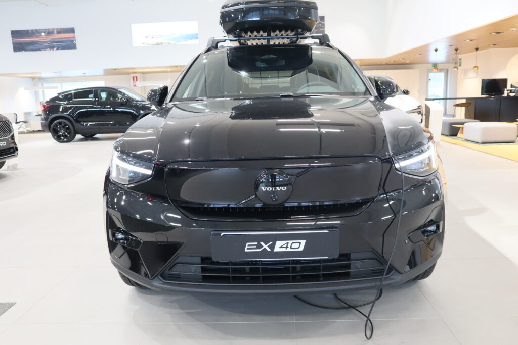 Volvo EX40, image 2