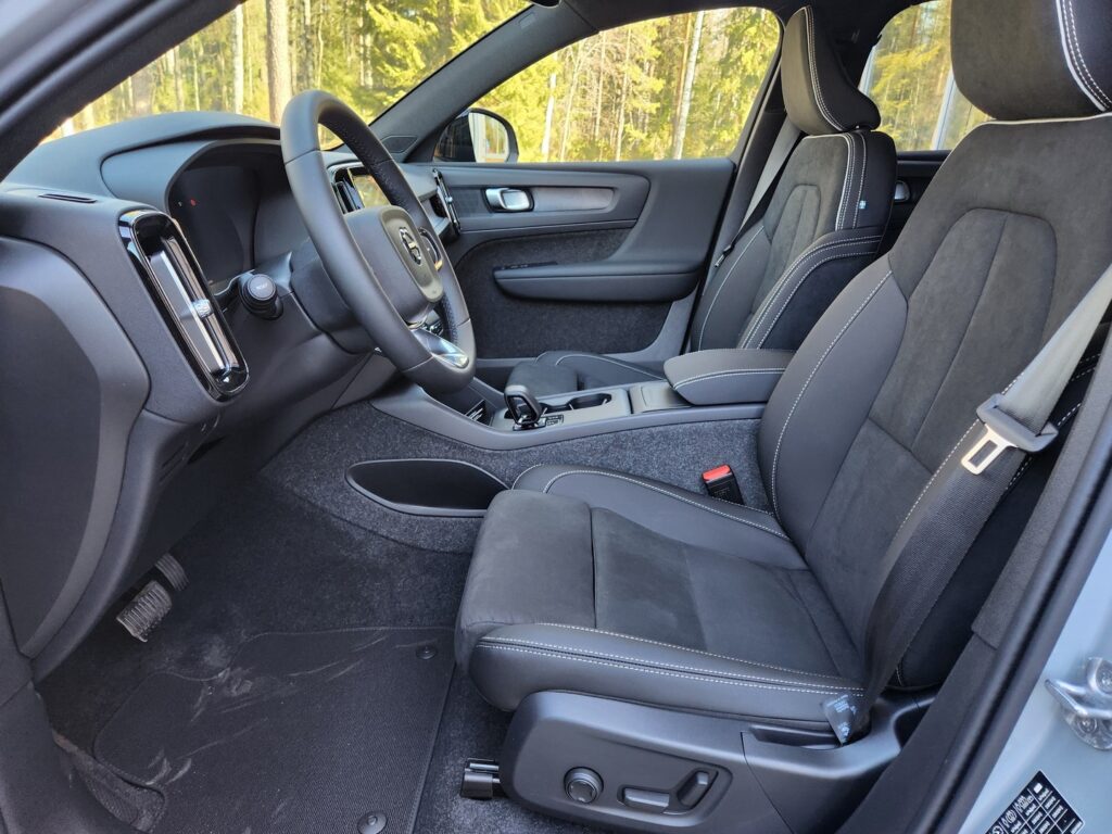 Volvo EX40, image 10