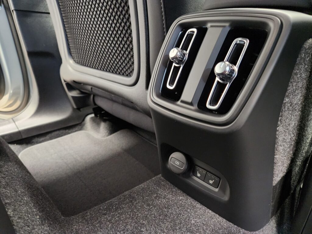 Volvo EX40, image 12
