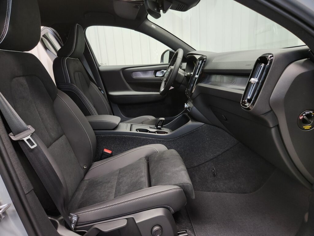 Volvo EX40, image 13