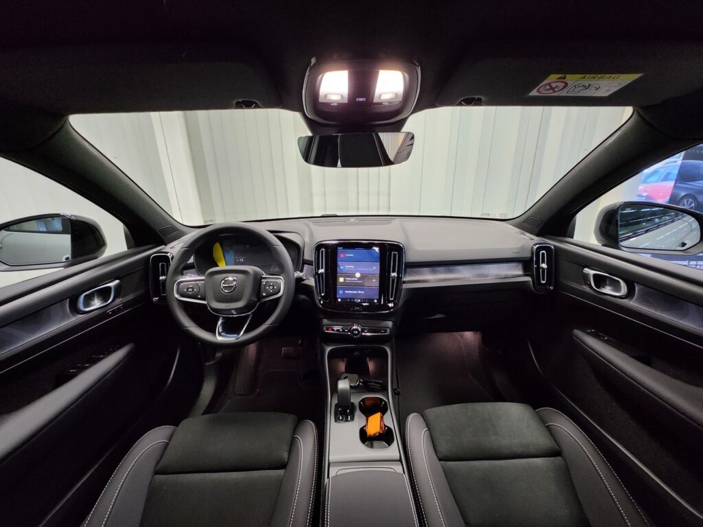 Volvo EX40, image 14