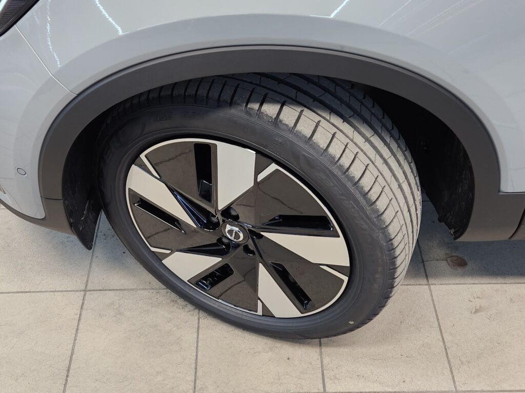 Volvo EX40, image 6