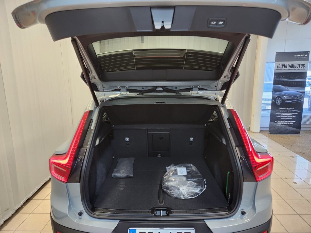 Volvo EX40, image 8