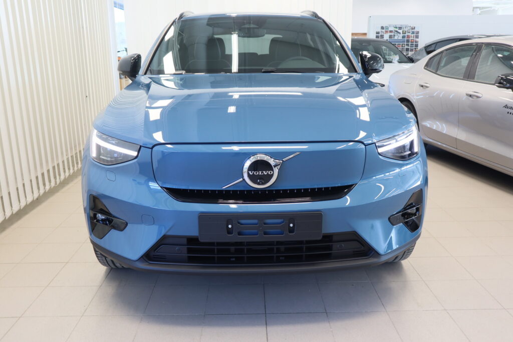 Volvo EX40, image 2