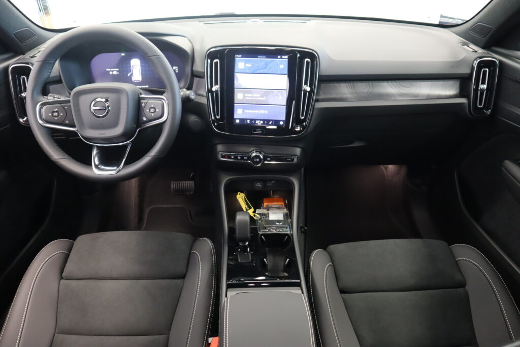 Volvo EX40, image 8