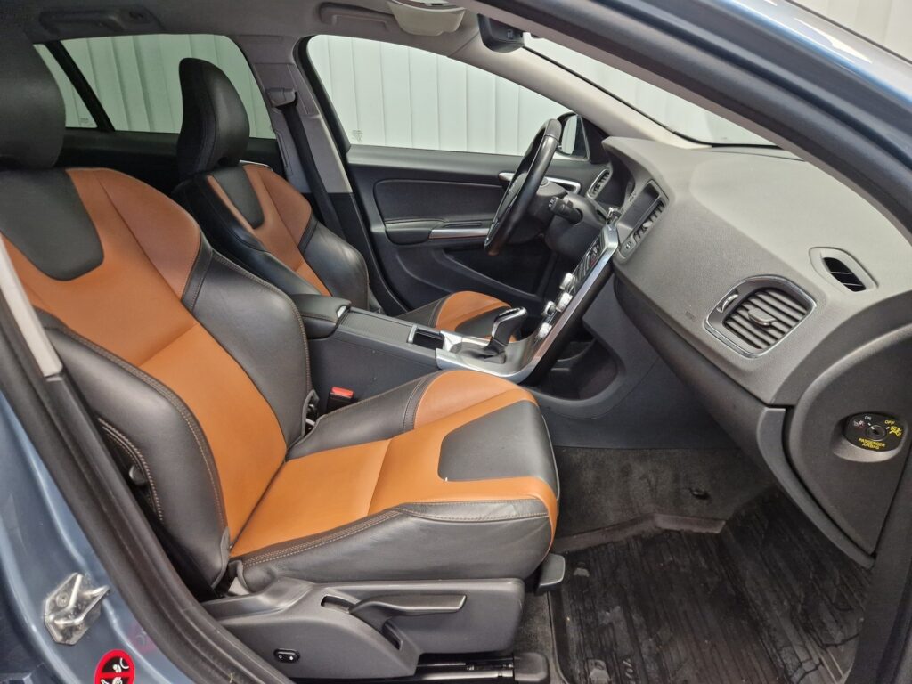 Volvo V60 Cross Country, image 11