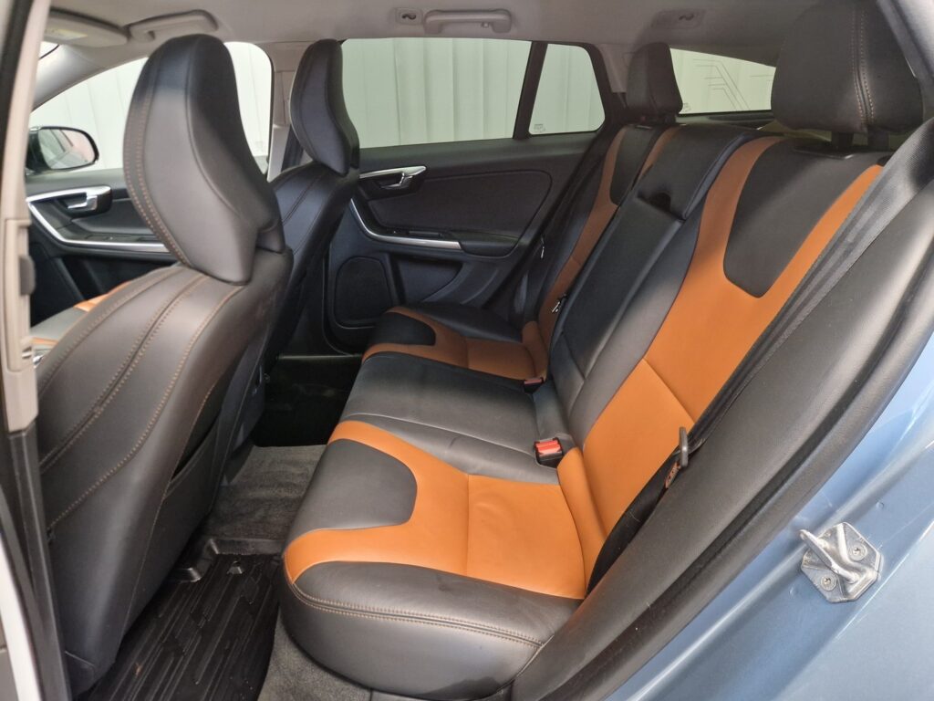 Volvo V60 Cross Country, image 12