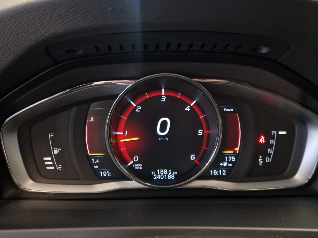 Volvo V60 Cross Country, image 14