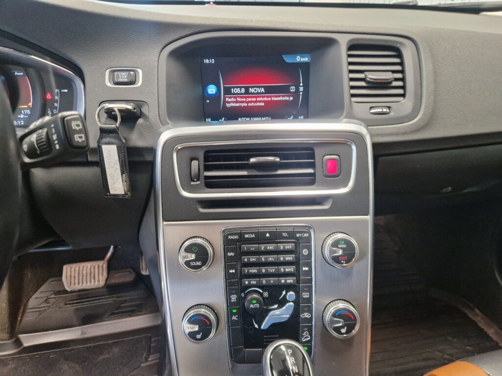 Volvo V60 Cross Country, image 15