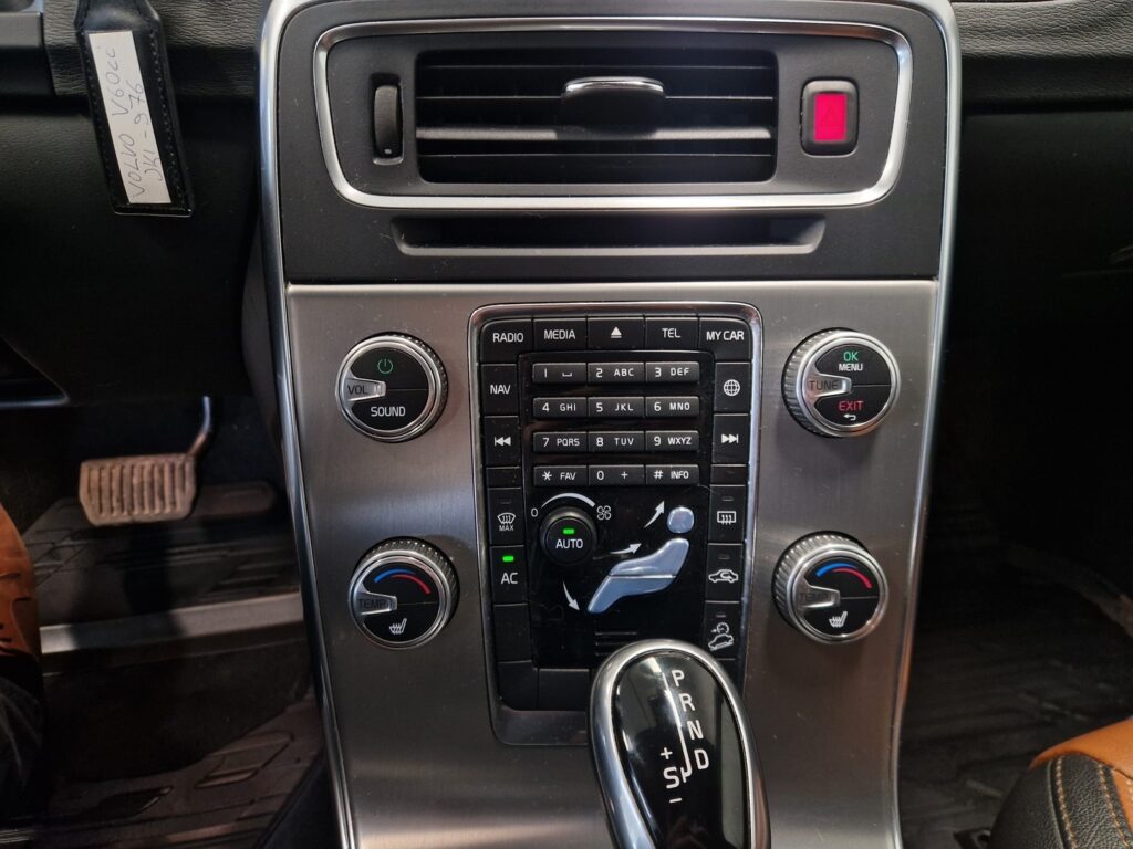 Volvo V60 Cross Country, image 17