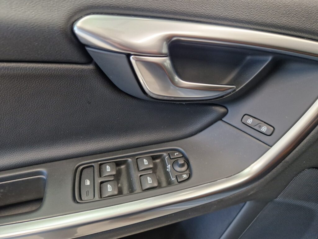 Volvo V60 Cross Country, image 18