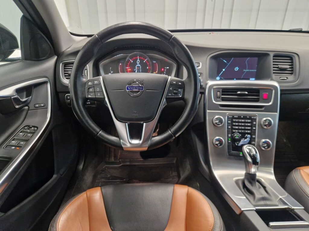 Volvo V60 Cross Country, image 8