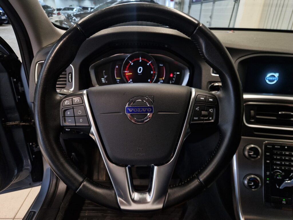 Volvo V60 Cross Country, image 9