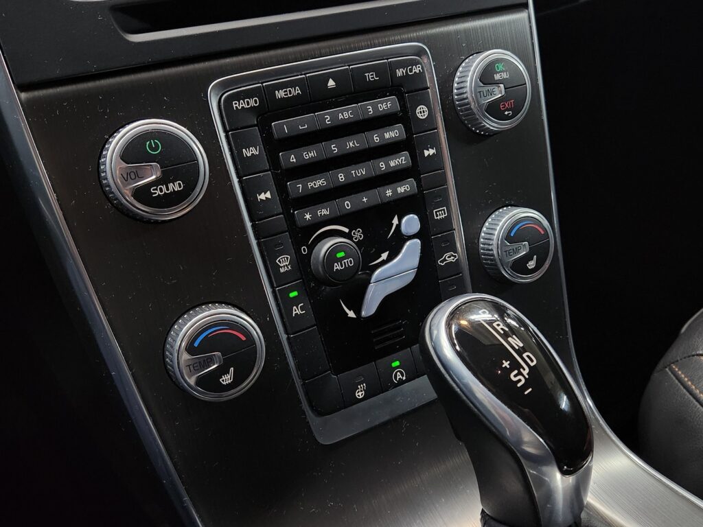 Volvo V60 Cross Country, image 11