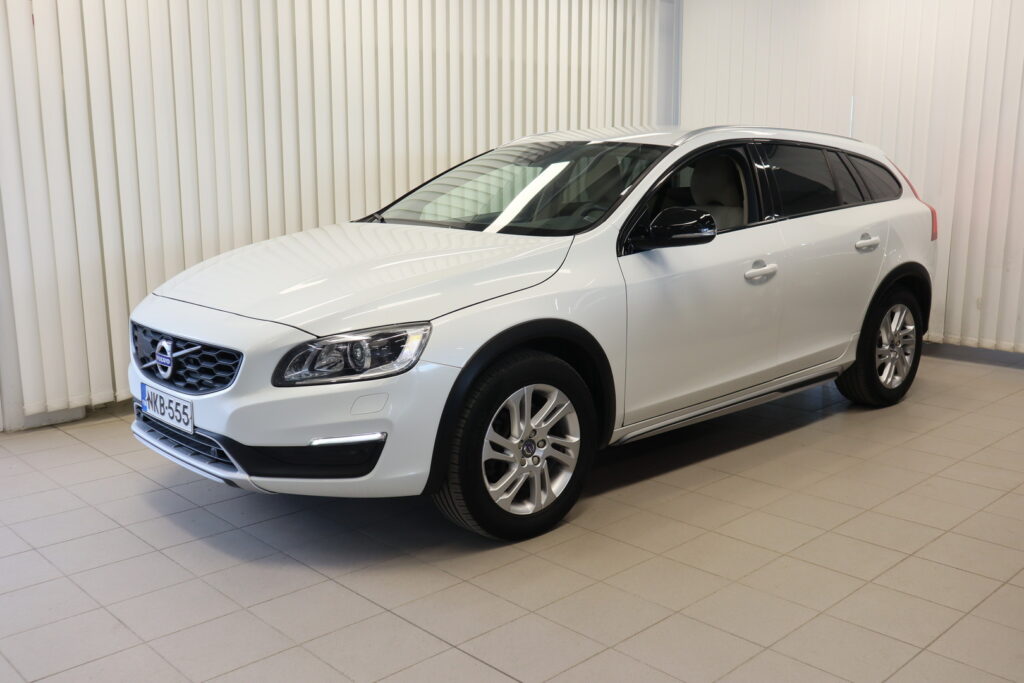 Volvo V60 Cross Country, image 1