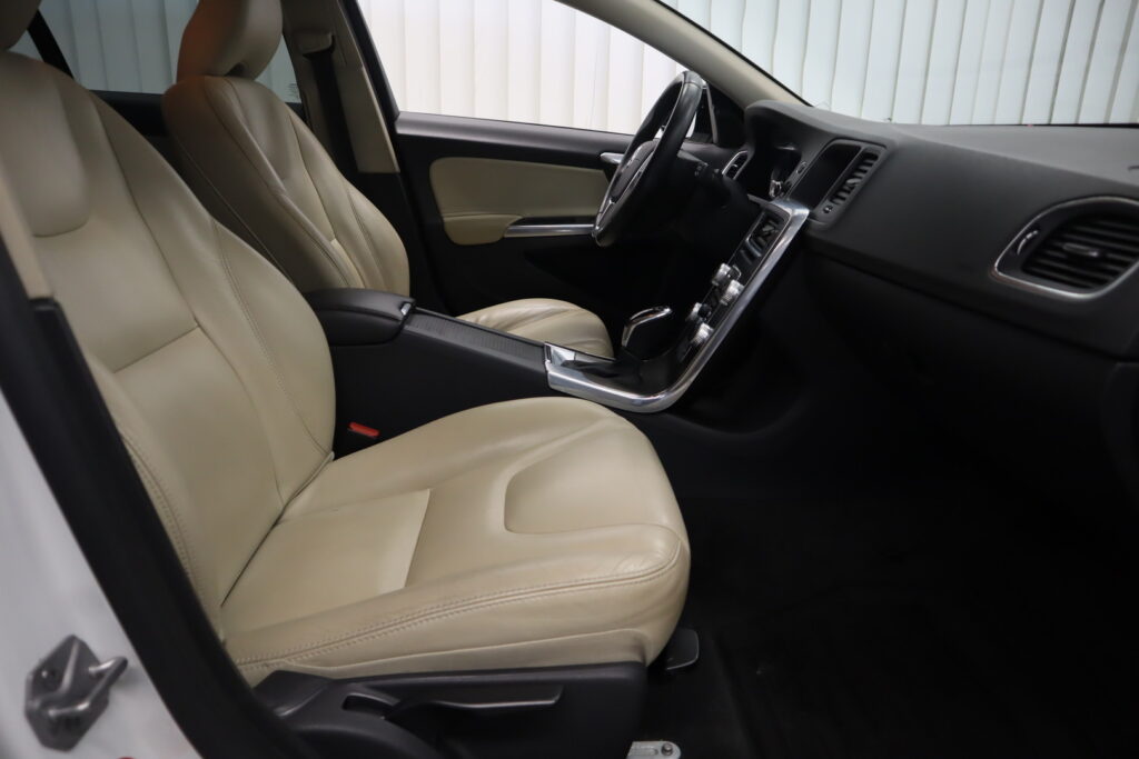 Volvo V60 Cross Country, image 10