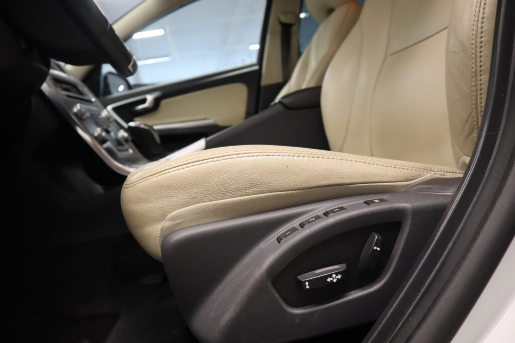 Volvo V60 Cross Country, image 11