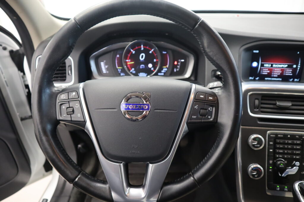 Volvo V60 Cross Country, image 12