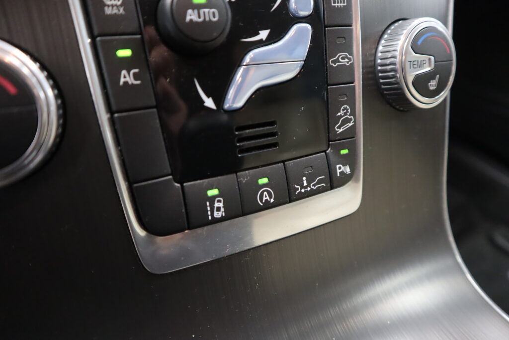 Volvo V60 Cross Country, image 16