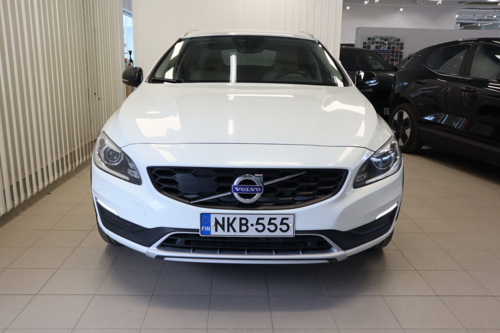 Volvo V60 Cross Country, image 2