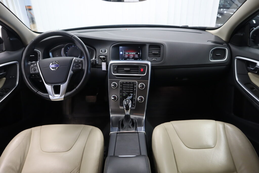 Volvo V60 Cross Country, image 7
