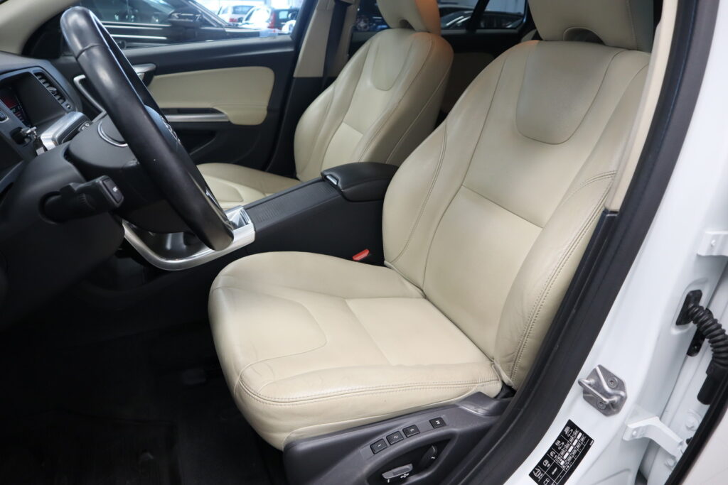 Volvo V60 Cross Country, image 8