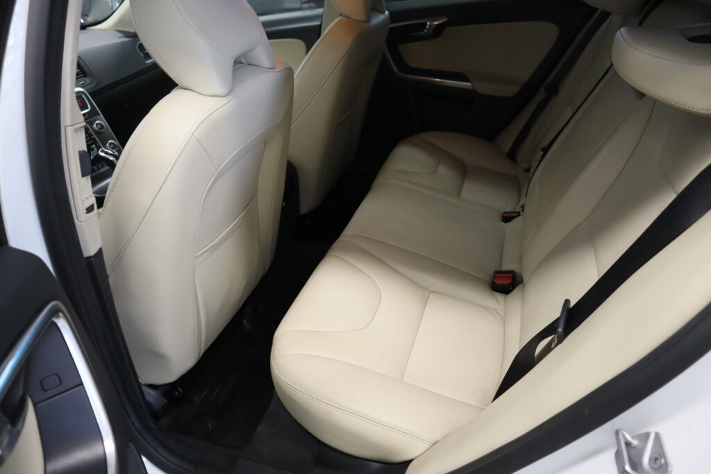 Volvo V60 Cross Country, image 9