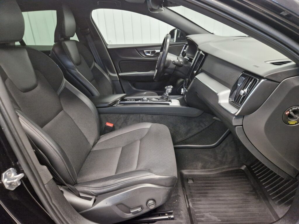 Volvo V60 Cross Country, image 11