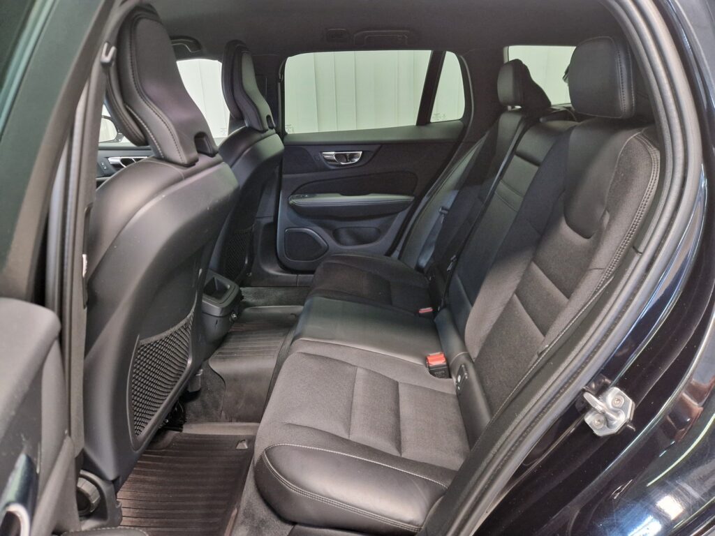 Volvo V60 Cross Country, image 12