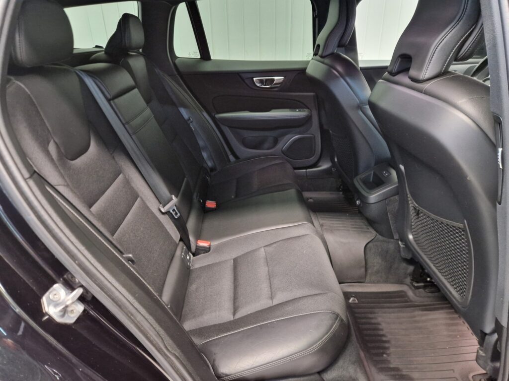 Volvo V60 Cross Country, image 13
