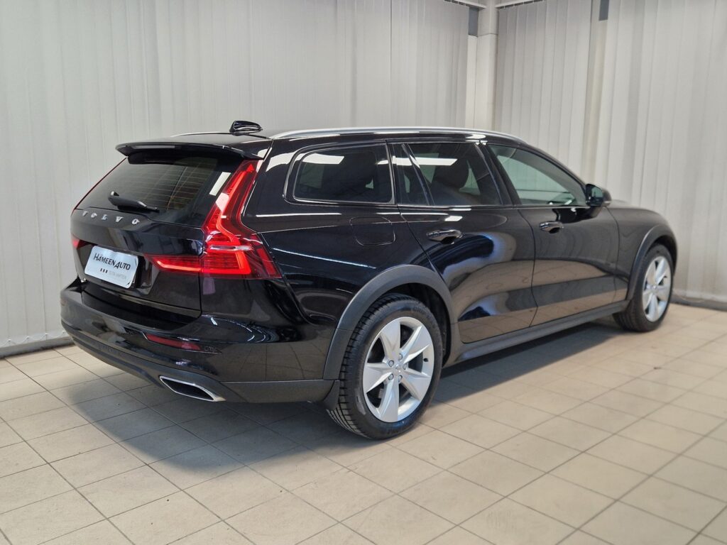 Volvo V60 Cross Country, image 2