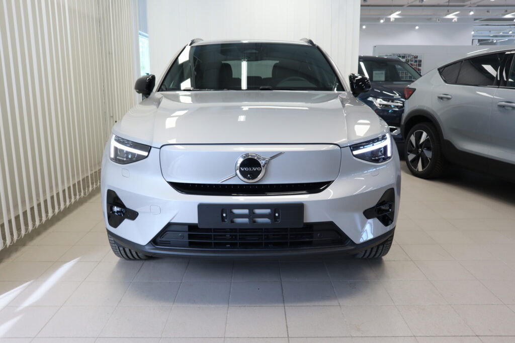 Volvo EX40, image 2