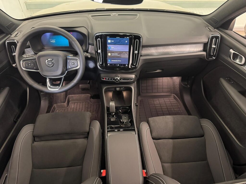 Volvo EX40, image 10