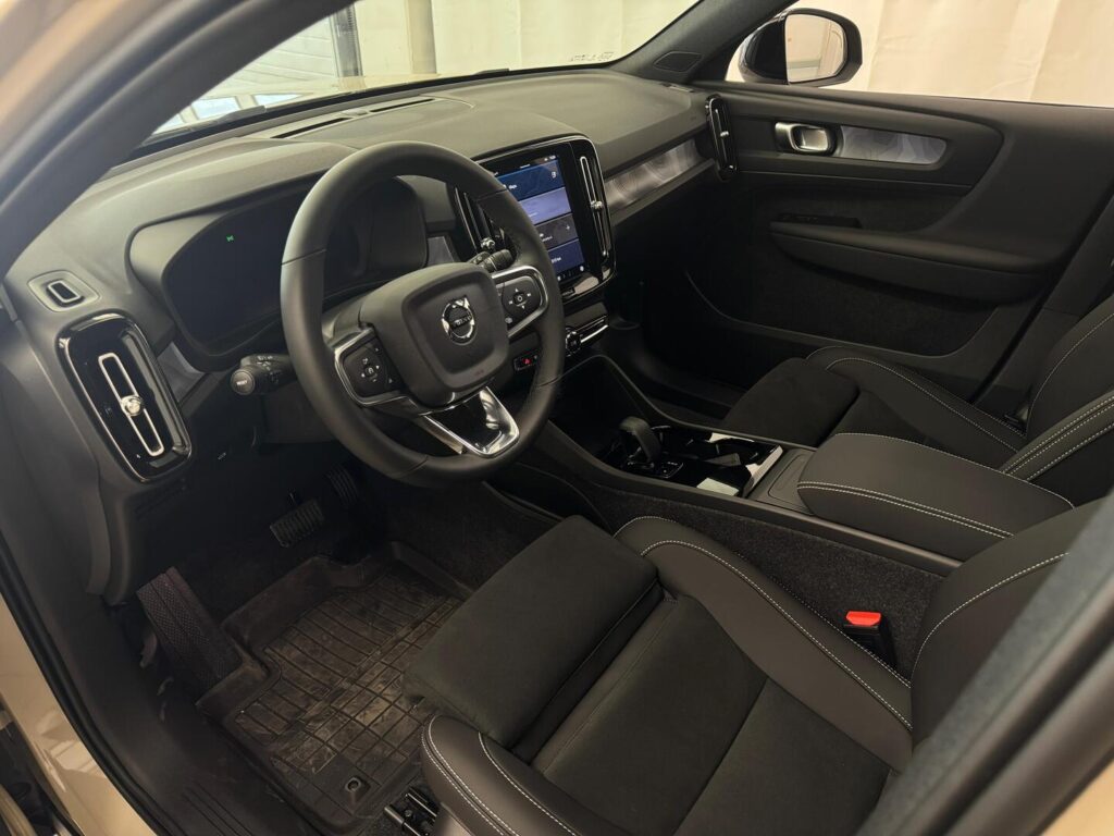 Volvo EX40, image 4