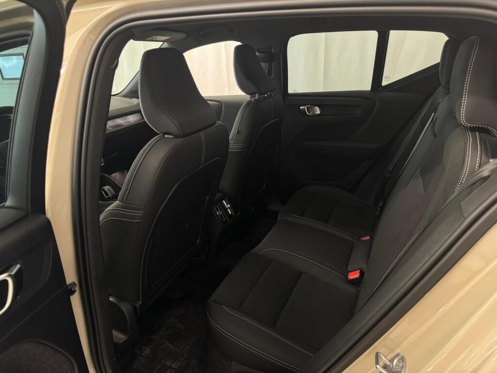 Volvo EX40, image 6