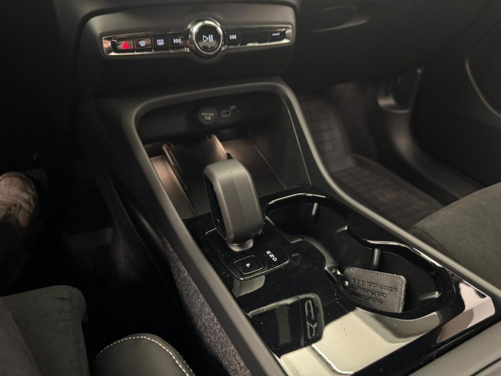 Volvo EX40, image 8