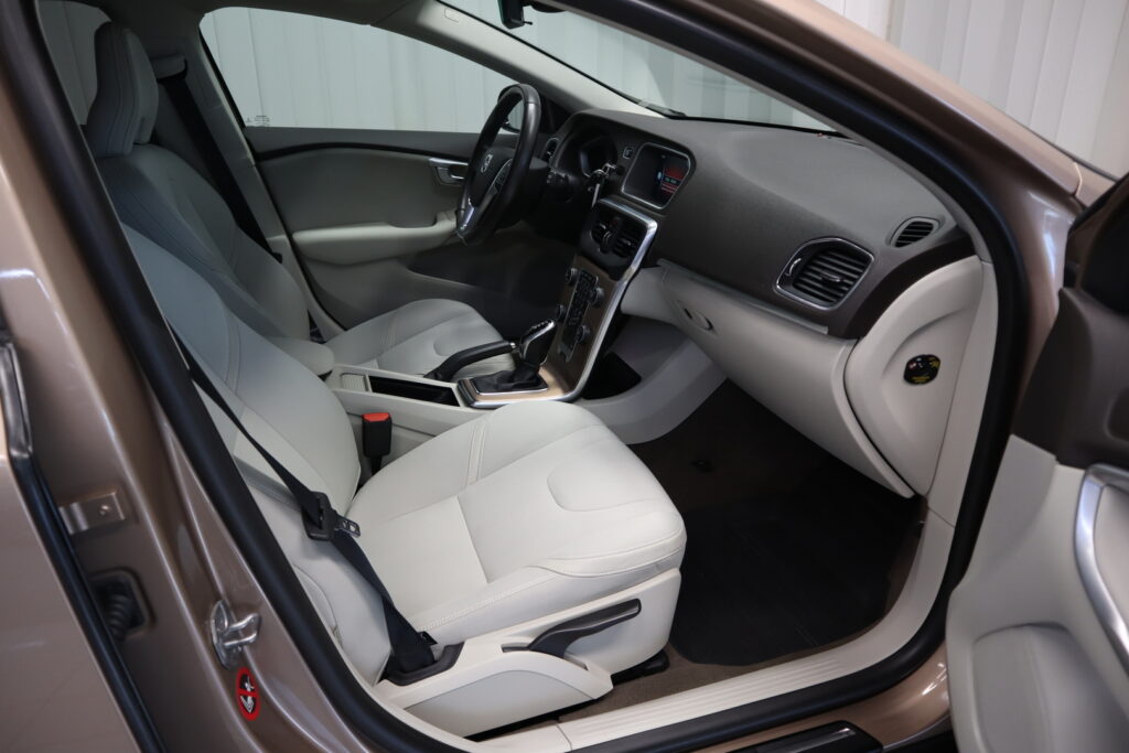 Volvo V40 Cross Country, image 10