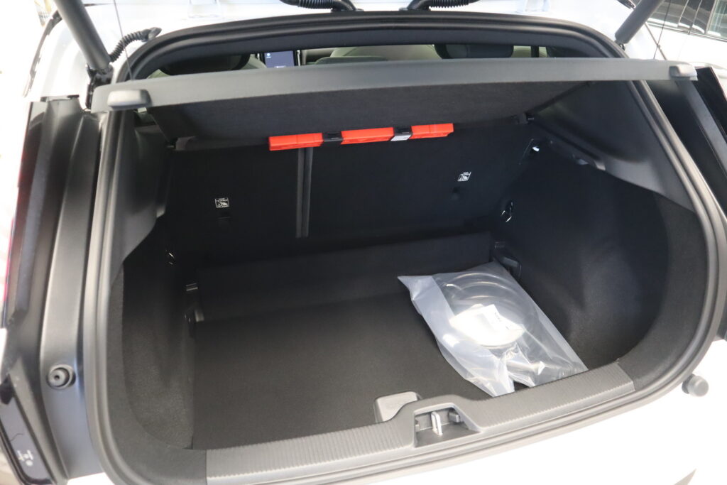 Volvo EX30 Cross Country, image 17