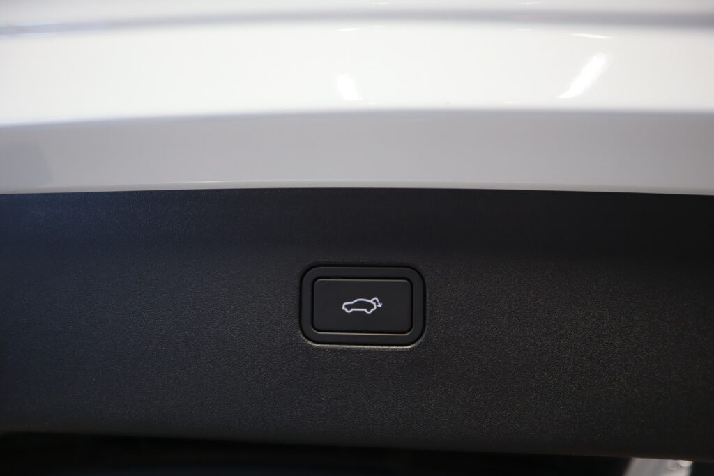 Volvo EX30 Cross Country, image 18
