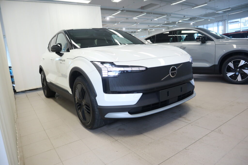 Volvo EX30 Cross Country, image 3
