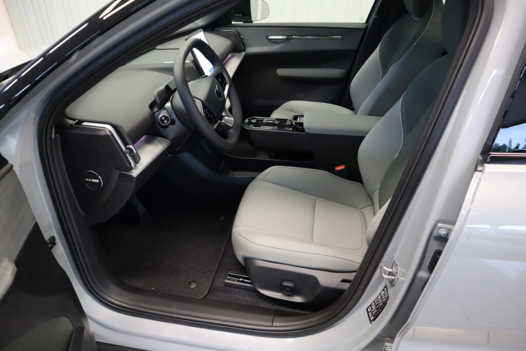 Volvo EX30 Cross Country, image 3