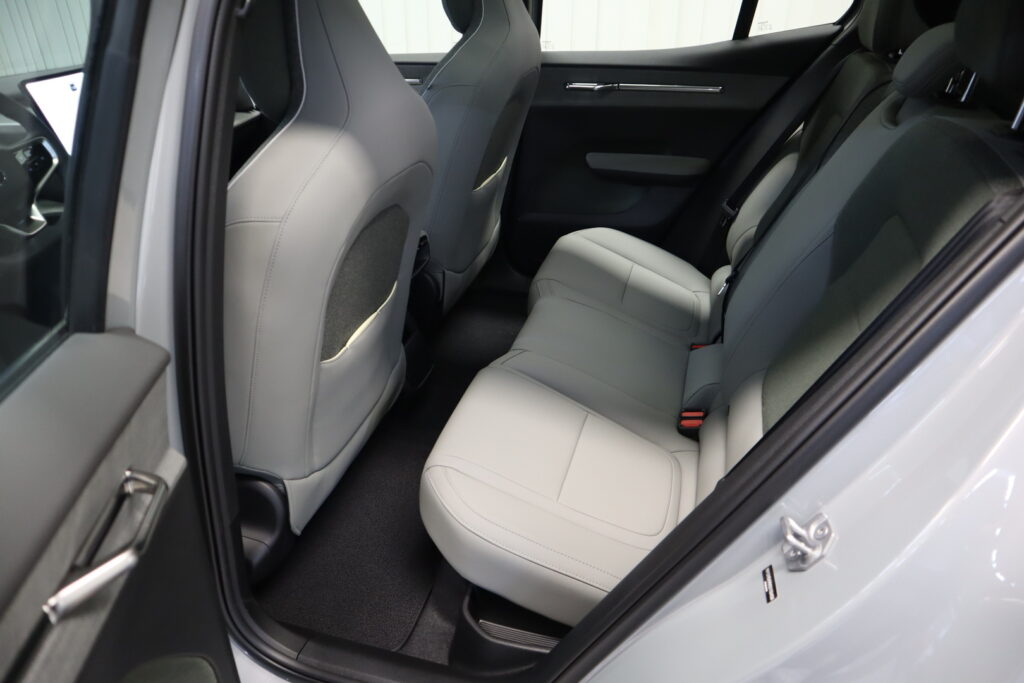 Volvo EX30 Cross Country, image 4