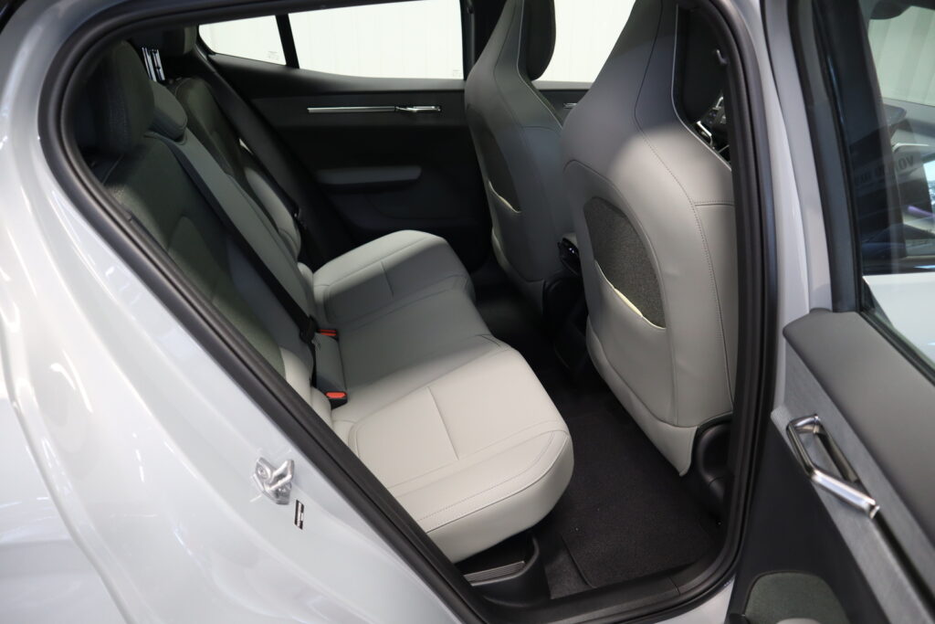 Volvo EX30 Cross Country, image 7