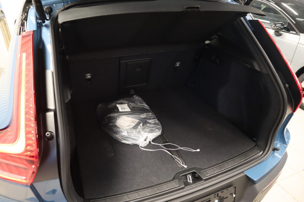 Volvo EX40, image 17