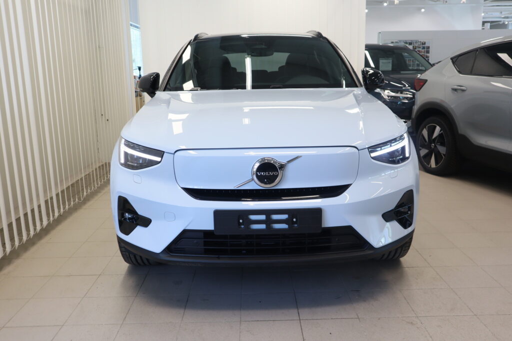 Volvo EX40, image 2