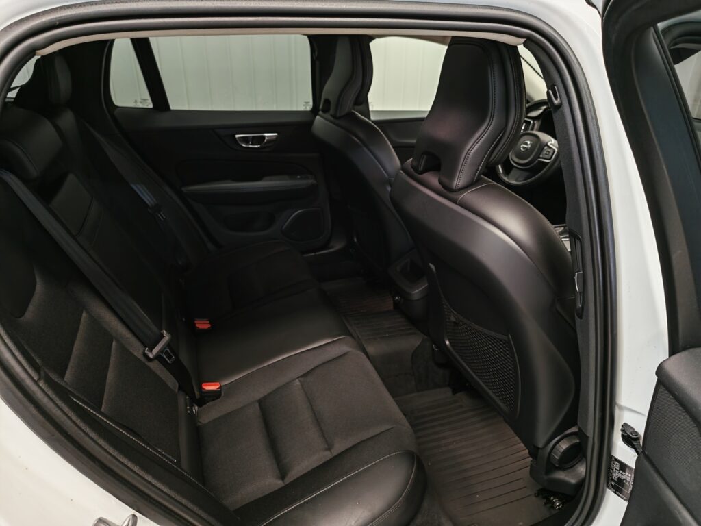 Volvo V60 Cross Country, image 16