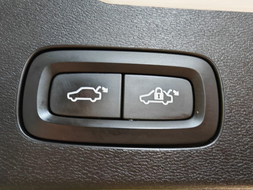 Volvo V60 Cross Country, image 17