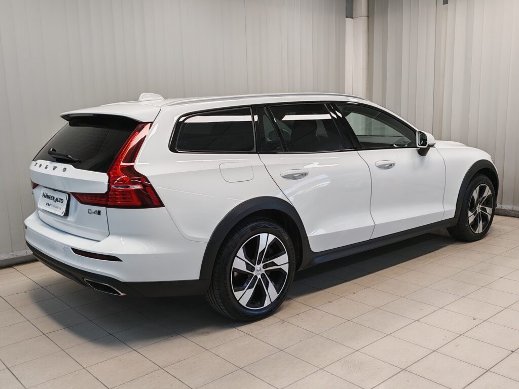 Volvo V60 Cross Country, image 2